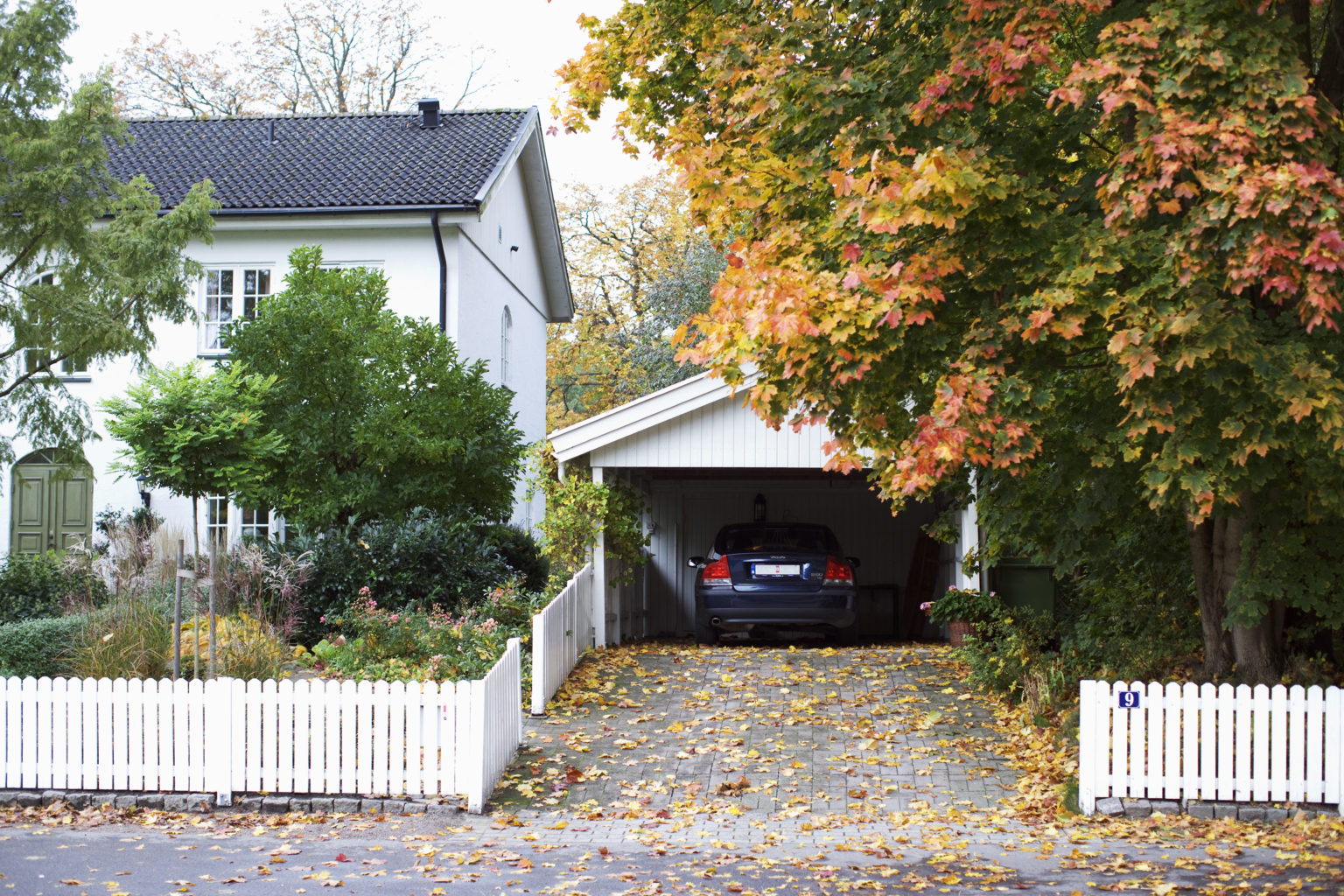 6102-03829170 © Masterfile Royalty-Free Model Release: No Property Release: No A garage with a parked car by a white house, Sweden.
