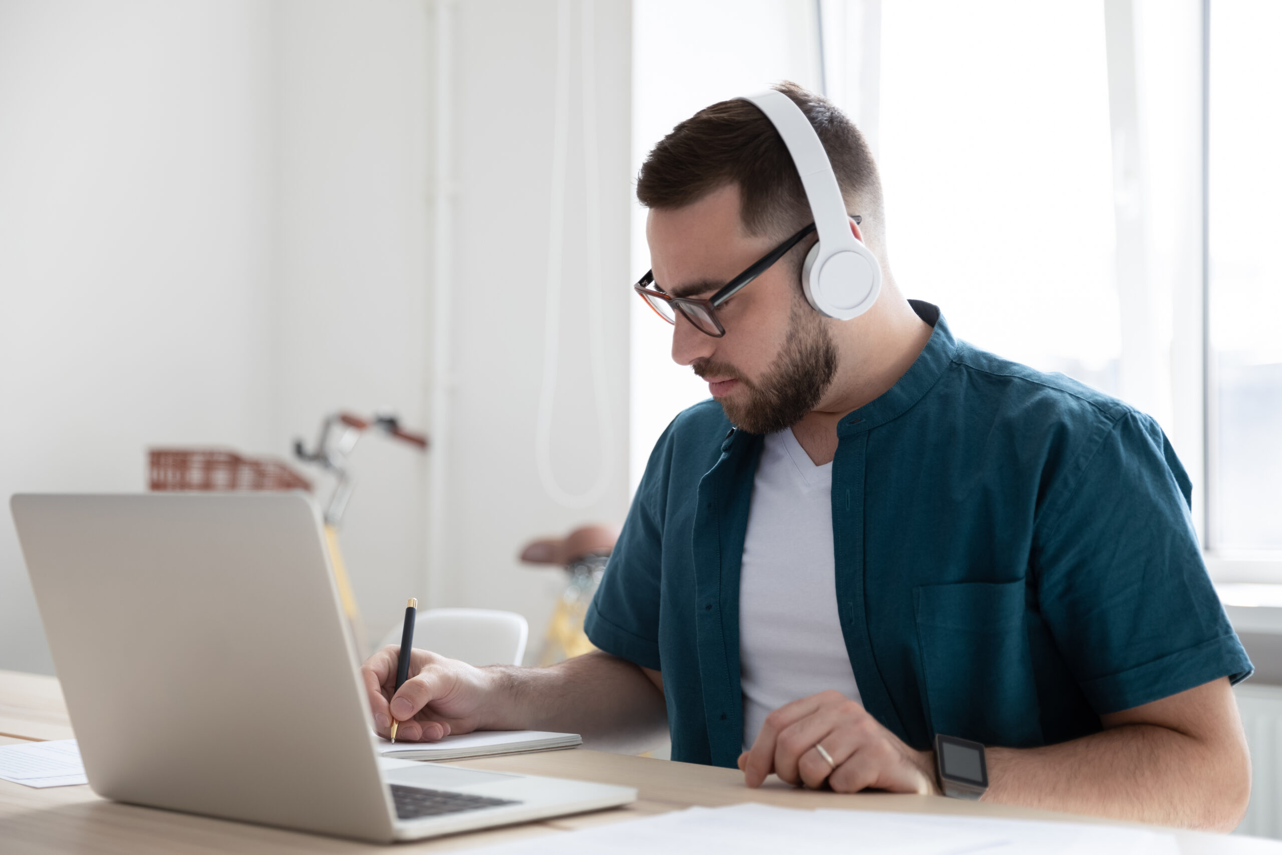 Focused,Young,Man,Businessman,Company,Worker,Employee,In,Glasses,Wearing